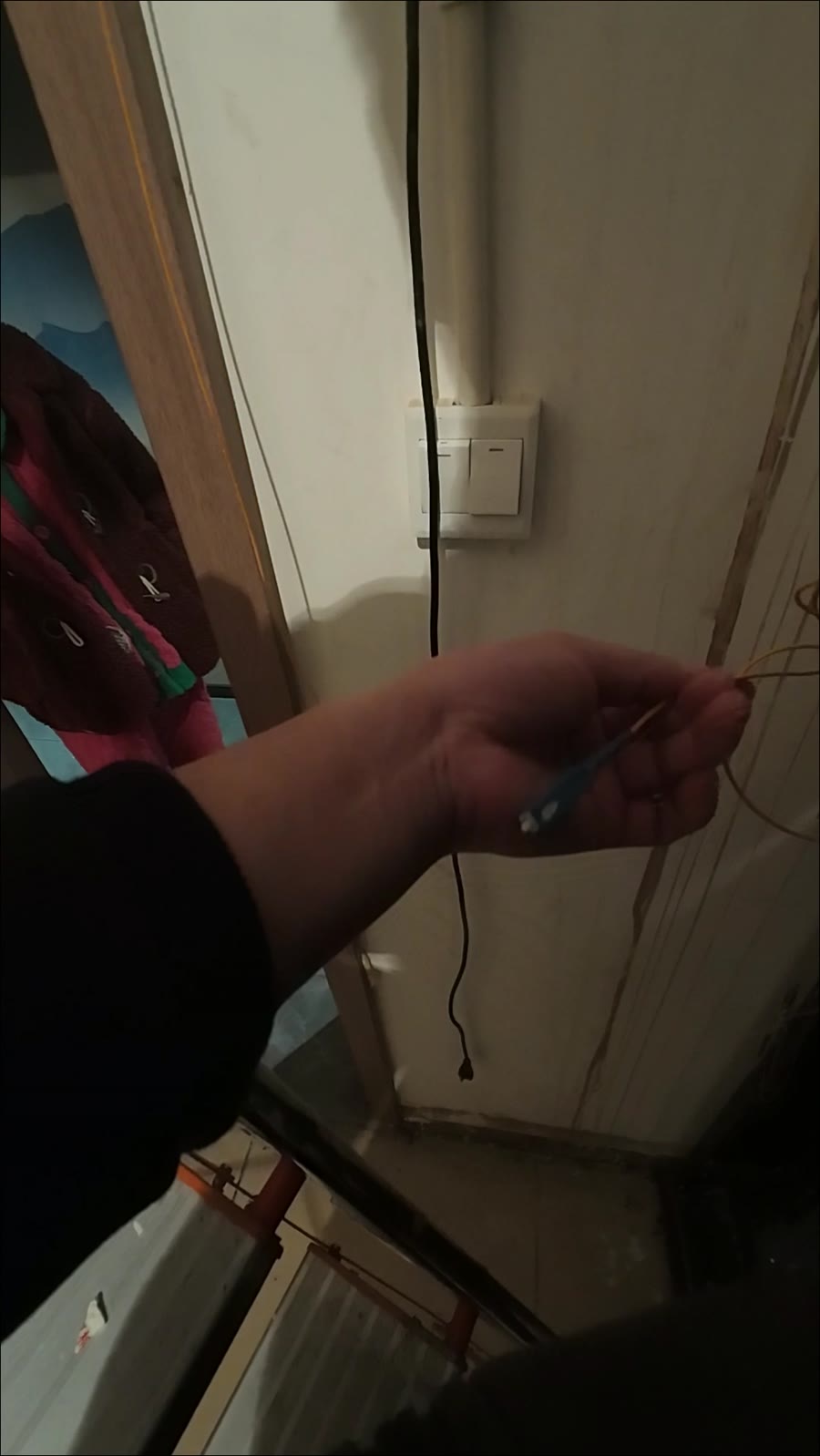现场查看线缆和弱电位置