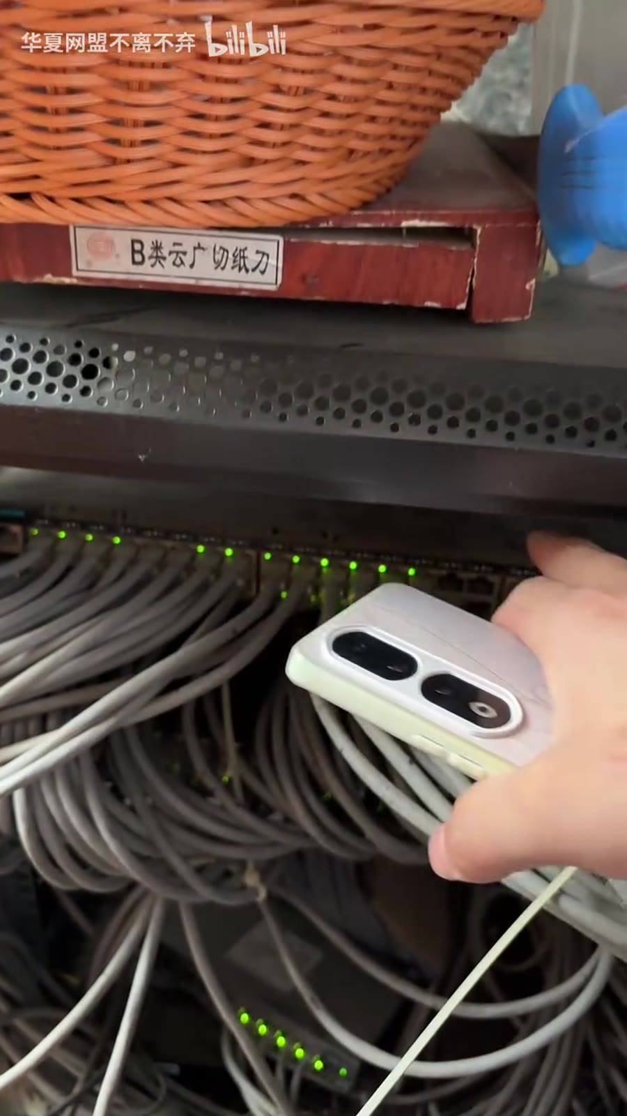 建议卸下来清灰，不要只在机柜里凑合（示意）